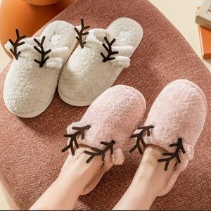 NWT Women’s cozy slippers.